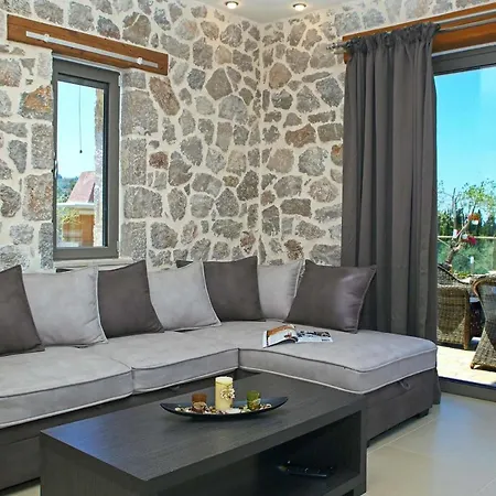 Angela Villa Tsoukaládhes